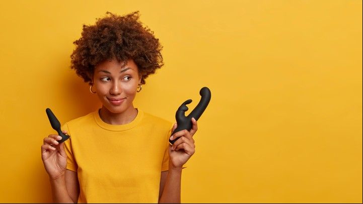 Dildos y lubricantes, aliados del sexo anal. Foto ilustración Shutterstock.