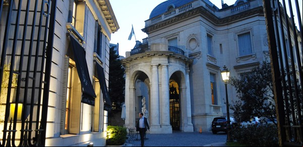 "Indignidad laboral": renunció el director del Museo Decorativo con una fuerte carta dirigida a Bauer