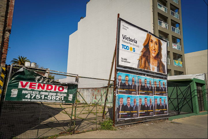 Un cartel de campaña del Frente de Todos en un espacio comercial de los alrededores del aeropuerto de El Palomar. Foto: Rafael Mario Quinteros.