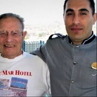 Un botones de hotel se volvió millonario: un huésped le dejó su fortuna y asegura que seguirá trabajando