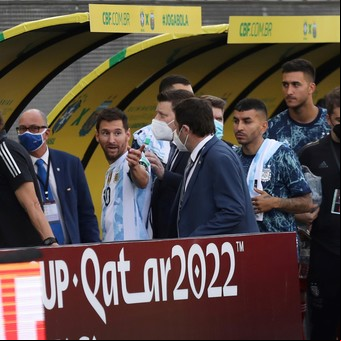 Las fotos del papelón del partido entre Brasil y Argentina, interrumpido a los 5 minutos cuando ingresaron a la cancha funcionarios de Salud brasileños