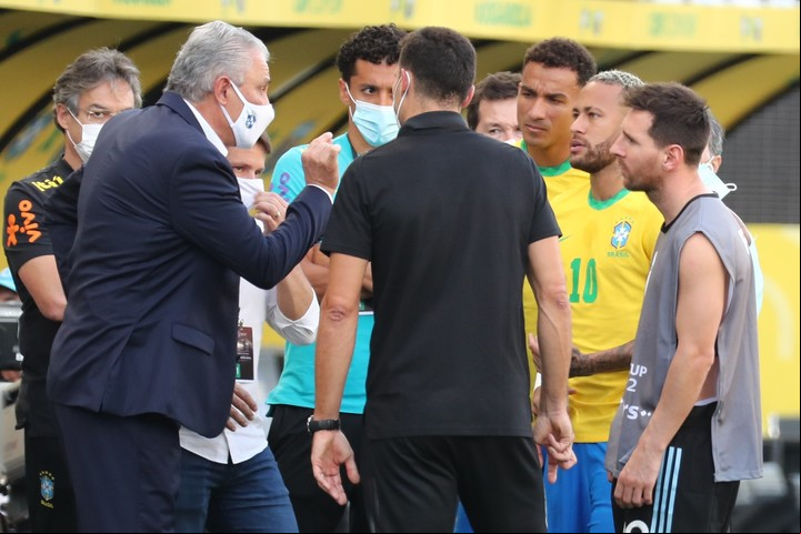 El recuerdo del 5 de septiembre de 2021, el día que Brasil-Argentina fue suspendido por un funcionario de salubridad.
Foto: EFE/Sebastiao Moreira