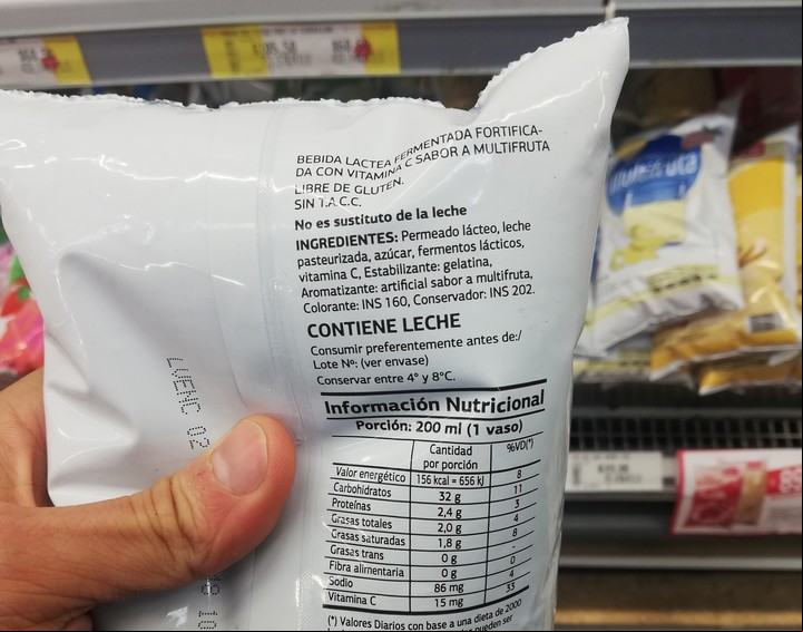 Los ingredientes de una "bebida láctea fermentada" que es fácil de confundir con el yogur.