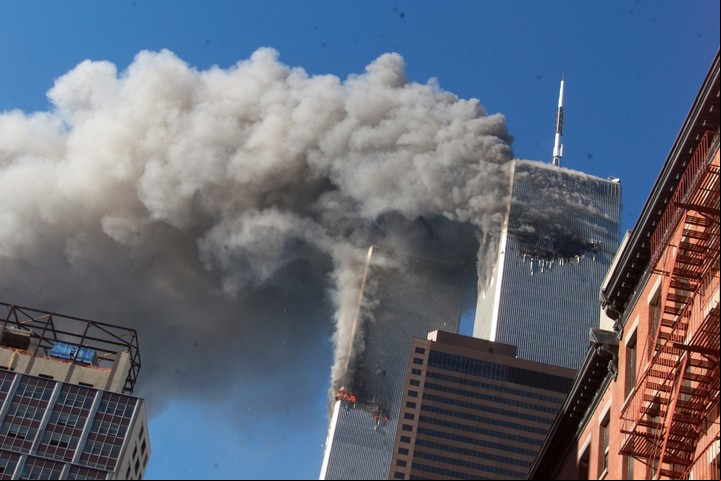 El humo se eleva desde las torres gemelas en llamas del World Trade Center después de que aviones secuestrados se estrellaran contra ellas el 11 de septiembre de 2001 en la ciudad de Nueva York. El fotógrafo de Associated Press, Richard Drew, habla sobre la cobertura de AP del 11 de septiembre y los acontecimientos que siguieron. (Foto AP/Richard Drew)