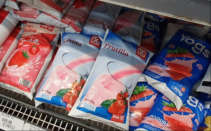 Hay sachets que se parecen a los de yogur y que se ofrecen en el súper entre yogures, pero son otra cosa: "alimento lácteo".