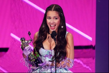 Cómo y a qué hora ver los American Music Awards 2021, que lidera Olivia Rodrigo
