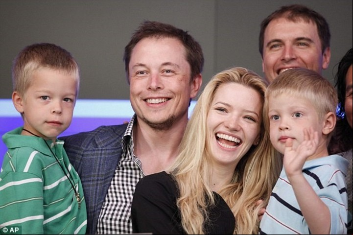 Elon Musk, en otros tiempos, junto a sus hijos Griffin (izquierda) y Xavier (derecha), y su ex mujer, Talulah Riley. Foto: AP