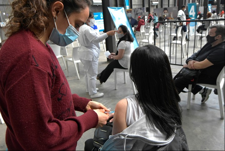 La vacunación es clave en el descenso sostenido de casos de covid. Foto: Orlando Pelichotti