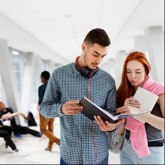 Estudiar en el exterior en 2025: las 7 mejores ciudades para hacer una carrera y sus costos