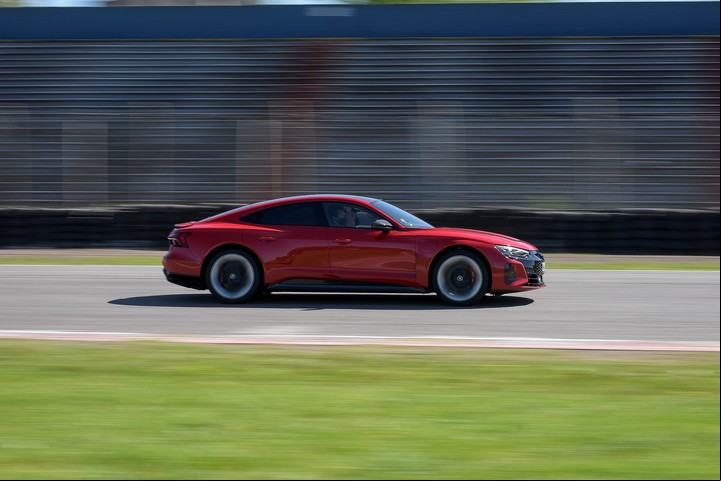 Velocidad máxima limitada electrónicamente en 250 km/h.