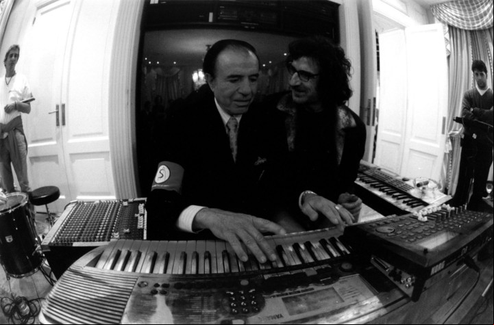 Charly pasó de ningunear a Menem a tocar para él.