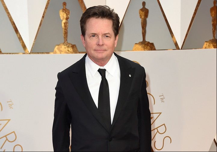 Michael J. Fox llega a los Oscar el 26 de febrero de 2017, en Los Ángeles.
Fox recibió un premio honorífico de AARP por su trabajo con una organización benéfica que aboga por la investigación del Parkinson. Foto: Jordan Strauss/Invision/AP