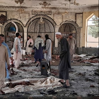 Estados Unidos mantendrá una reunión presencial con talibanes tras el brutal atentado en Afganistán