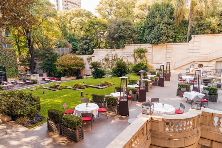 La terraza y los jardines del Palacio Duhau, un lugar único para salir a comer en Recoleta.
