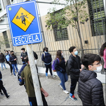 Una hora más de clases: los expertos dicen que no alcanza para mejorar la calidad