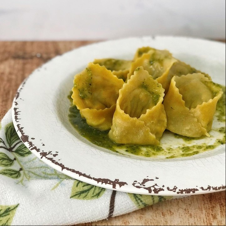 La cúrcuma con la pasta, en una receta de tortellinis de cúrcuma y pollo. Foto: @angie.cocina
