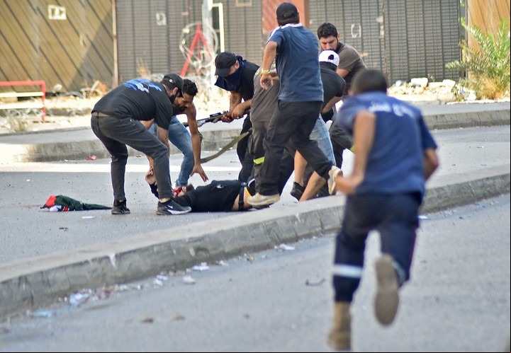de Hezbollah llevan a un combatiente herido tras los enfrentamientos. Foto: AFP