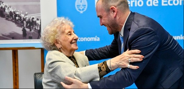 Días después de ser criticado por Hebe de Bonafini, Martín Guzmán inauguró el "Salón Abuelas y Madres de Plaza de Mayo"