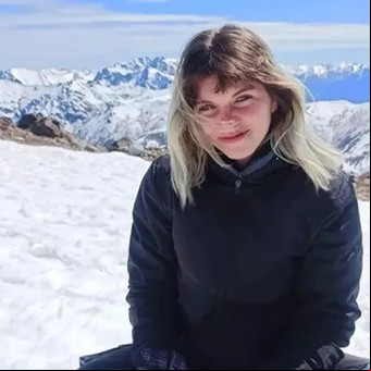 La criticaron por grabar un video porno en el Cerro Otto y respondió con un tutorial sobre el uso del preservativo