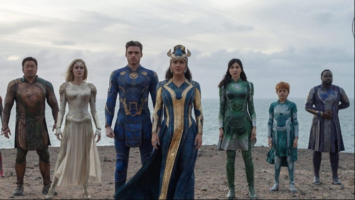 Siete de los diez Eternals, con Ajax (Salma Hayek) al frente. Hay diversidad en el elenco. Foto Marvel/Disney