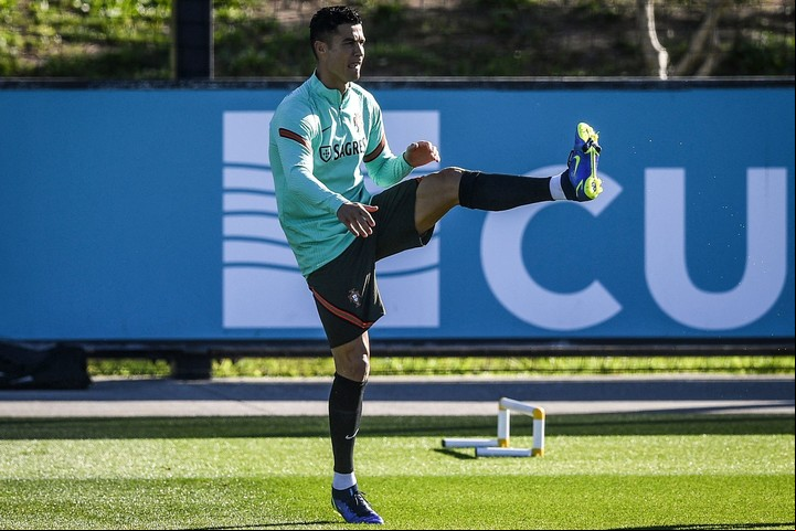 Cristiano Ronaldo y su Portugal buscan un triunfo en Irlanda. Foto: PATRICIA DE MELO MOREIRA / AFP.