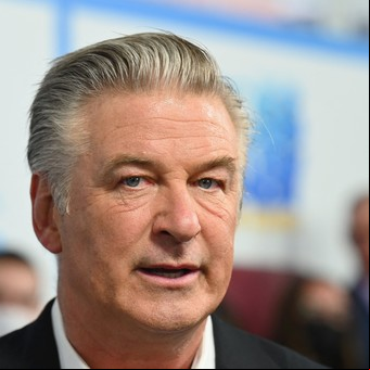 Nueva demanda contra Alec Baldwin: lo acusan de haber "jugado a la ruleta rusa"