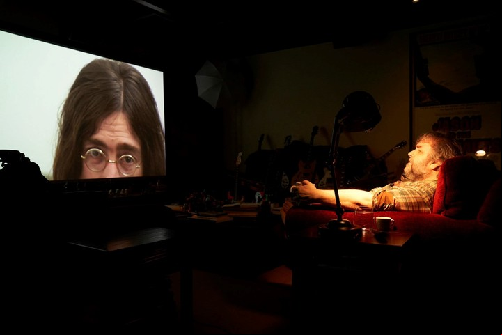 Lennon, cara a cara con Peter Jackson, en un plan amable y amoroso, lejos del perfil del líder autoritario. Foto: Disney