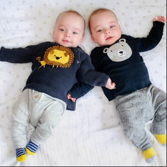 Gemelos, mellizos, trillizos: ¿ropa igual o diferente?