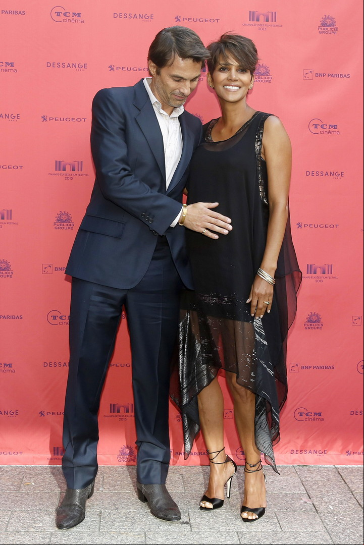 Dulce espera. Es el 13 de junio de 2013: el francés Olivier Martinez acaricia a Halle, en París. Tuvieron un hijo varón, Maceo. Foto EFE