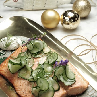 Salmón con pepinos y eneldo