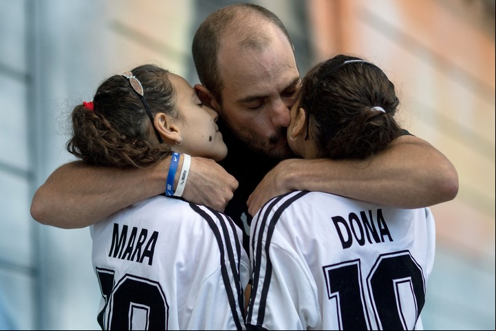 “Cuando la gente escucha sus nombres todas son muestras de cariño”, dijo el papá de Mara y Dona. Foto: TOMAS CUESTA / AFP.