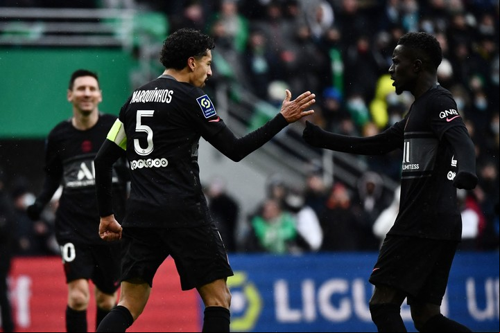 Messi se acerca para felicitar a Marquinhos. Foto Jeff PACHOUD / AFP