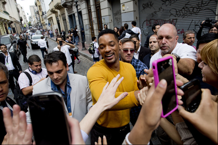 El barrio de San Telmo, convulsionado por la presencia del actor de "Hombres de negro", el 20 de noviembre de 2013. Foto AP