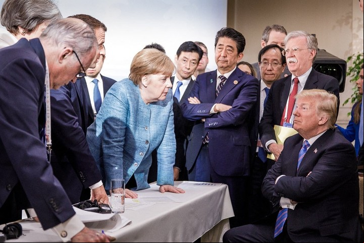 Famoso imagen de junio de 2018. Una fastidiada Angela Merkel, entonces jefa de gobierno de Alemania, pore en caja a Donald Trump en su primer gobierno AFP