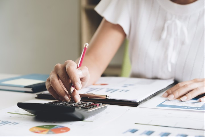 Con alta inflación y los sueldos bajos en muchos casos, se hace cada vez más difícil cubrir todos los gastos. Foto: Shutterstock.