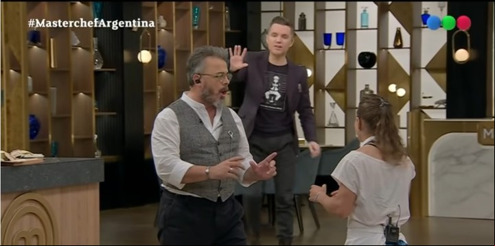 Paula Pareto practicó una toma de judo con Donato de Santis y el chef terminó en el suelo.