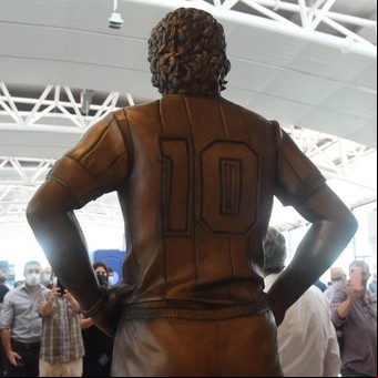Diego Maradona ya tiene su estatua tamaño real donde lo había pedido: en el aeropuerto de Ezeiza