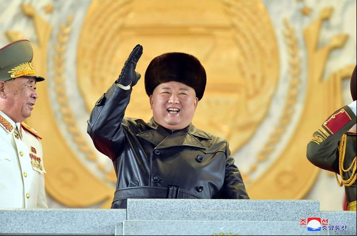 El líder norcoreano, Kim Jong saluda durante un desfile militar. Foto/AP