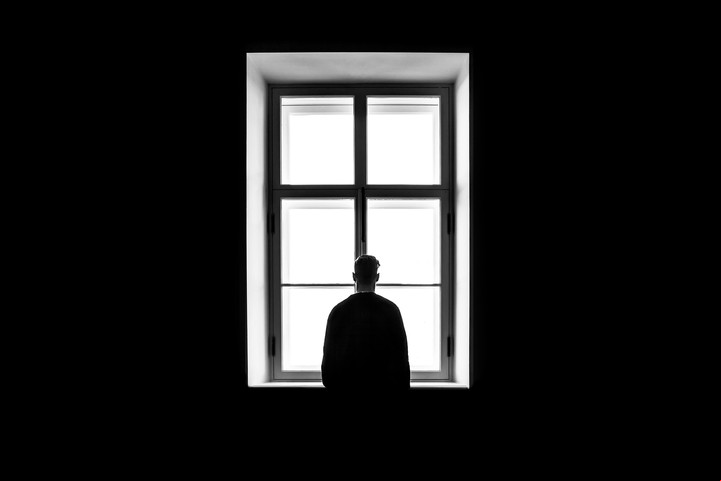 El aislamiento social y la soledad, aunque puedan estar relacionados, no son lo mismo. / Foto: ilustración Shutterstock.