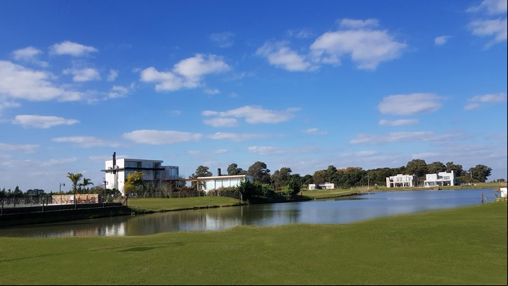 La Providencia, en Canning, lanzó la tercera etapa de su barrio Lakes.