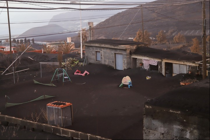 La ceniza cubre decenas de casas en las zonas más cercanas al volcán de Cumbre Vieja. Foto: EFE/Luis G. Morera