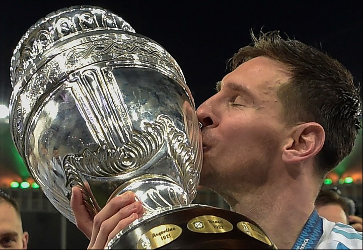 Lionel Messi al ganar la Copa América. Foto: CARL DE SOUZA / AFP).