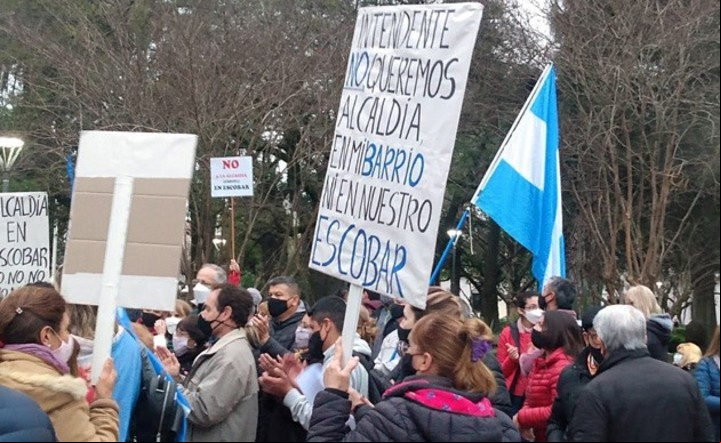 Los vecinos también protestaron por los servicios y la infraestructura del barrio,, que según sostienen no soportarían la instalación de la alcaidía