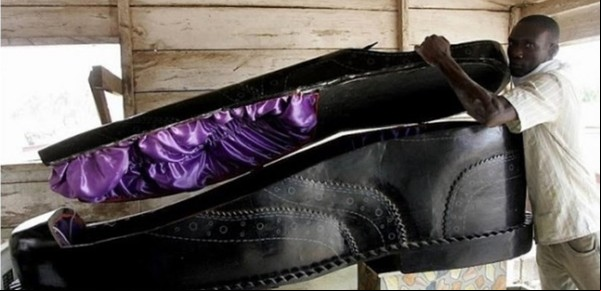 Morir y ser enterrado en un zapato o una lata de gaseosa