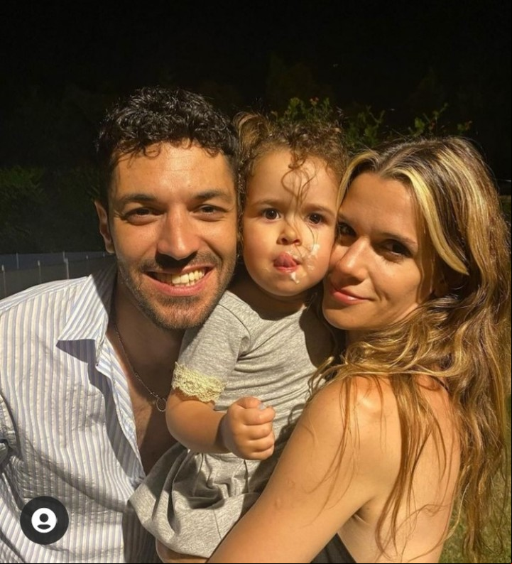 Violeta en familia junto a su "novio", el músico Juan Ingaramo y Lila, la hija de ambos.