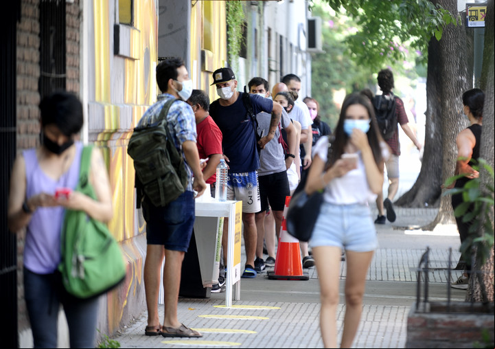 Una fila para testearse en la Ciudad el 11 de enero, plena ola de Ómicron. Foto: Luciano Thieberger