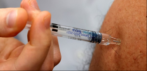 Vacuna contra la gripe: la decisión que toman algunos médicos y afecta a la gente