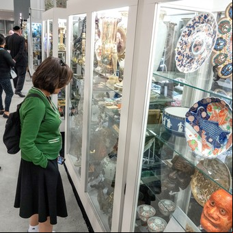 De objetos precolombinos a navajas suizas gigantes: cómo es "la cueva del tesoro", la gran feria de Miami Beach