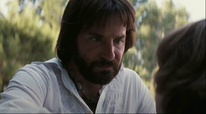 Bradley Cooper es Jon Peters, el productor de... "Nace una estrella", en el filme. Foto UIP