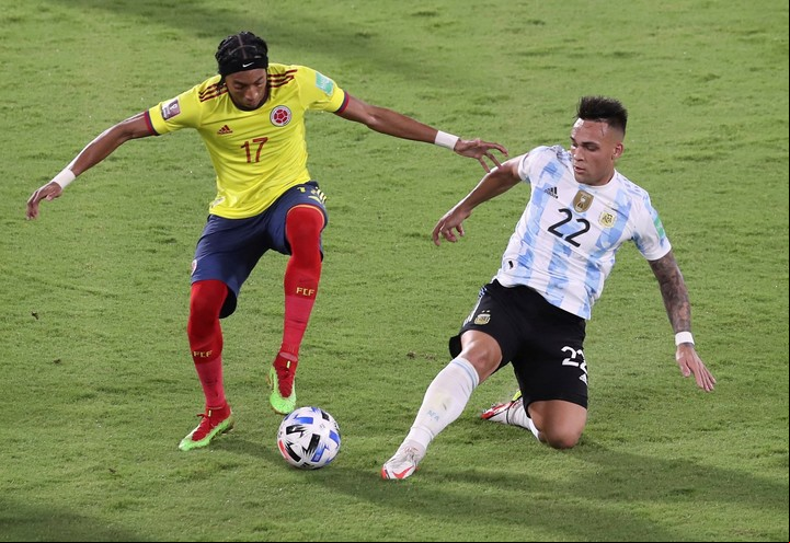 También aporta sacrificio para bloquear la salida de los equipos rivales. Foto: AP